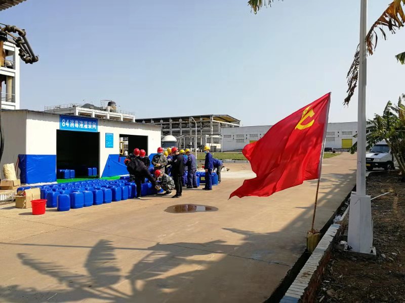 2.2020年2月18日，廣西柳化氯堿公司生產(chǎn)、罐裝84消毒液，助力疫情防控。.jpg